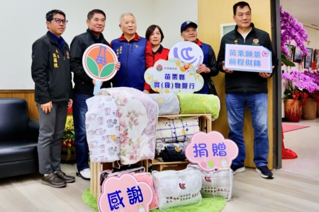 縣長鍾東錦代表受贈