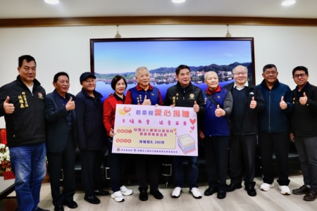 董事長蘇慶福伉儷捐贈弱勢保暖氈