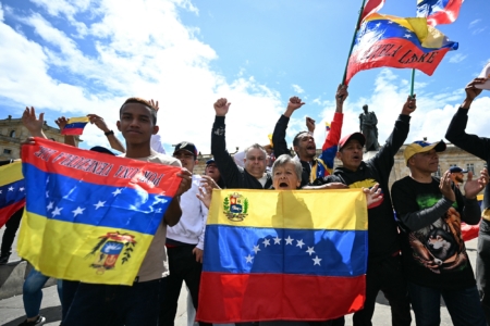 2026年1月3日,在美軍抓捕委內瑞拉總統馬杜羅後,居住在哥倫比亞波哥大的委內瑞拉人,聚集在市中心玻利瓦爾廣場慶祝。