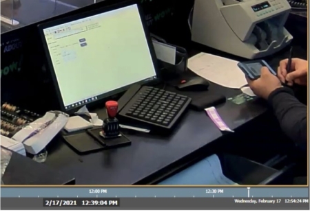 2021年2月17日,AQUINO(右側)在帳戶持有人未到場的情況下,從施大英(左)手中接收一名帳戶持有人的身分證件。