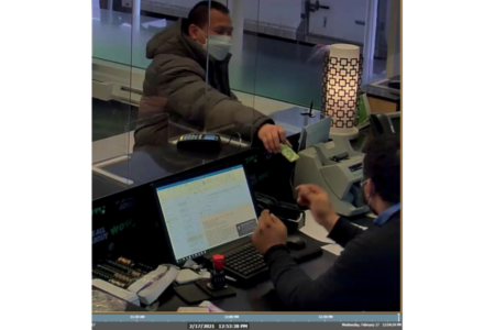 2021年2月17日,施大英(左)用一堆禮品卡賄賂AQUINO(右)。