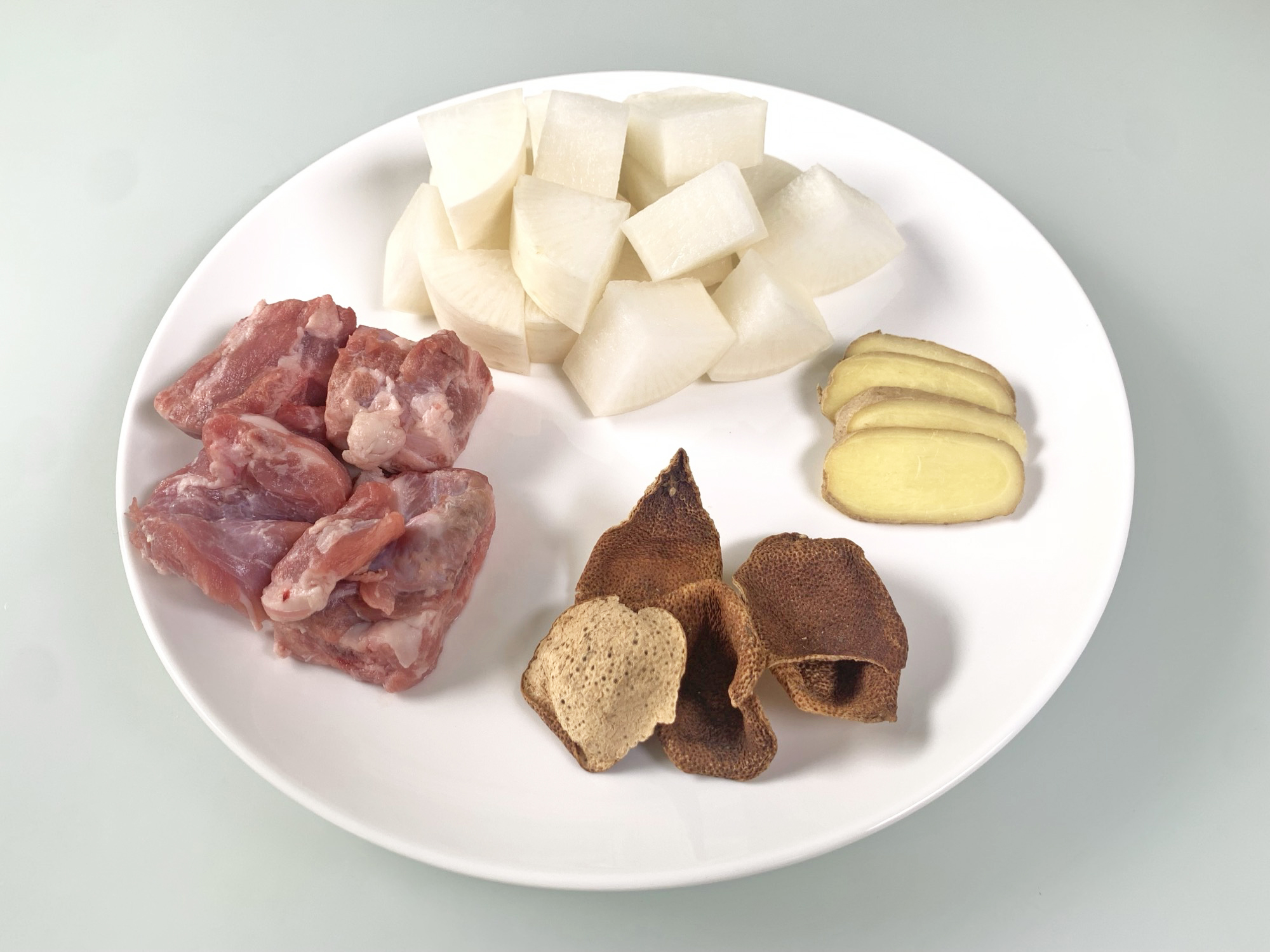 蘿蔔陳皮瘦肉湯的所有食材:白蘿蔔、陳皮、生薑、瘦肉。(曲直/大紀元)