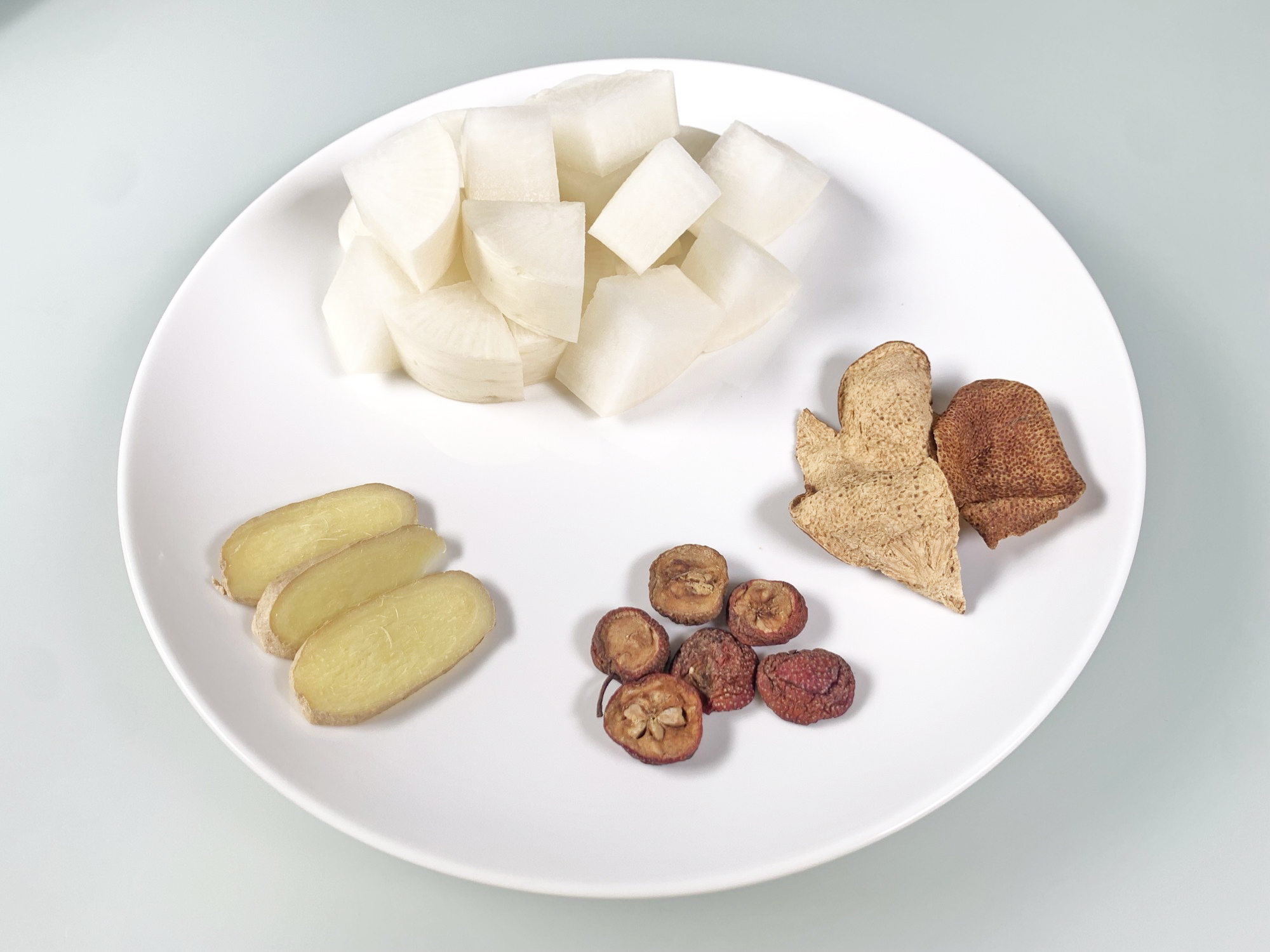 蘿蔔山楂陳皮消食湯的所有食材:蘿蔔、山楂、陳皮和生薑。(曲直/大紀元)