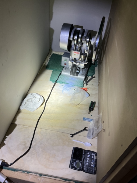 執法人員在行動中查扣的藥錠壓製機。