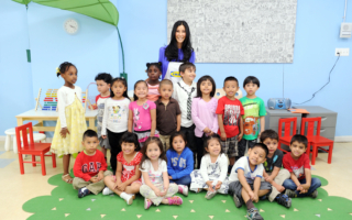 紐約州長霍楚攜手市長馬姆達尼 推出2歲幼兒免費托育計劃
