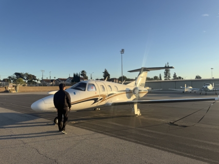 2026年1月7日,Sky走向住家附近的小型機場,準備在起飛前對飛機進行例行檢查。