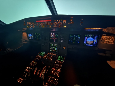 Sky在美國接受大型機訓練期間使用的Airbus A320駕駛艙儀表,飛行員須在起飛前完成完整的系統與參數檢查。