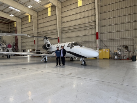 安大略國際機場的Guardian Jet Center行政機庫內,Sky的學生與其友人的飛機停放於此。