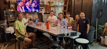 Sky與其飛行學生於機庫內交流飛行訓練與操作細節。