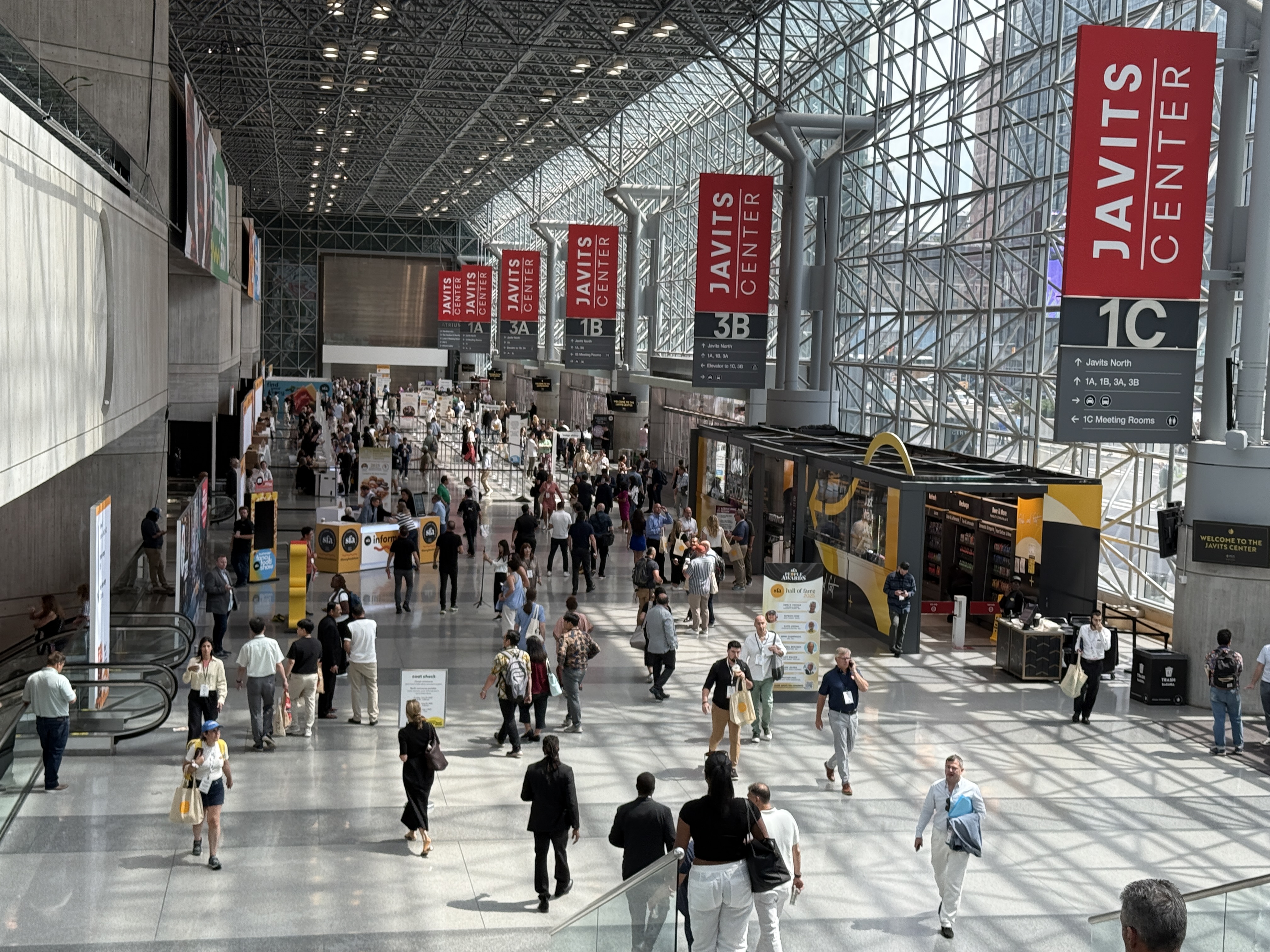 賈維茨會展中心(Javits Center)內景。(曾蓮/大紀元)