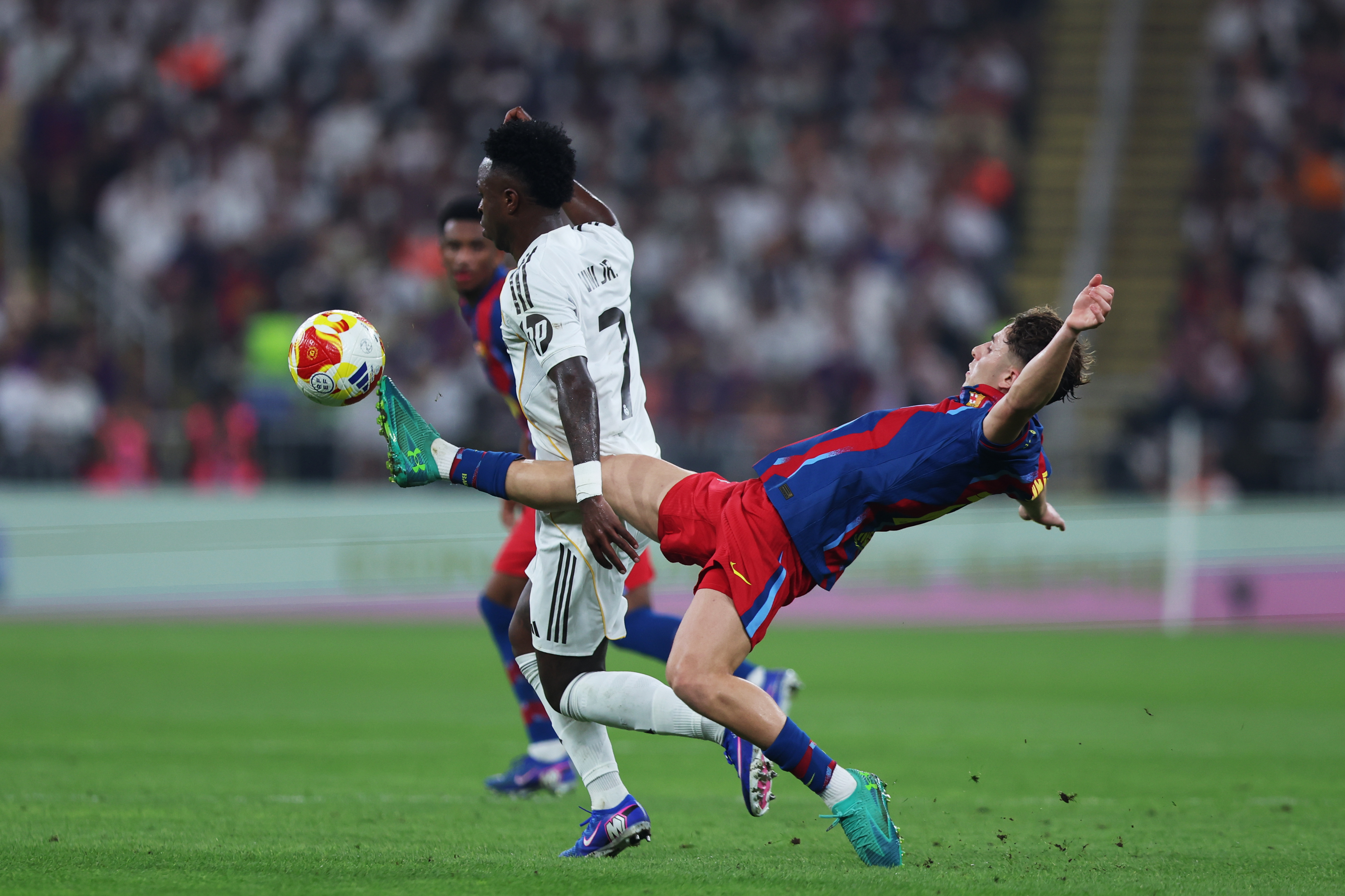 巴萨击败王马夺十连胜卫冕西班牙超级杯| 西甲| 国家德比| 大紀元