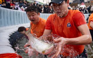 組圖：韓國山鱒魚慶典 數萬遊客享冰釣樂趣