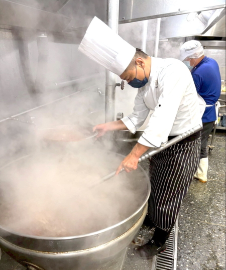 桃園楊梅國小迎金牌廚師提升午餐品質