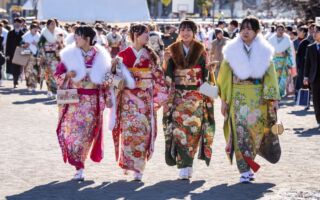 組圖：日本少男少女盛裝打扮 歡度成人節