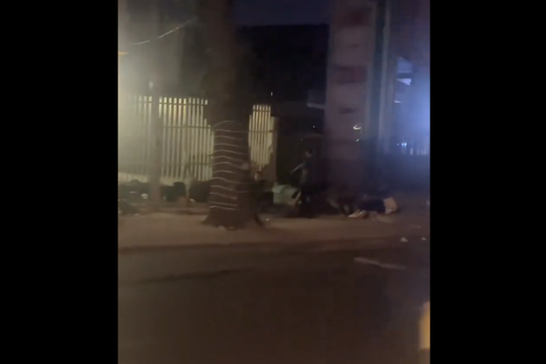 大批中國人逃出柬埔寨電詐園 使館前躺滿人