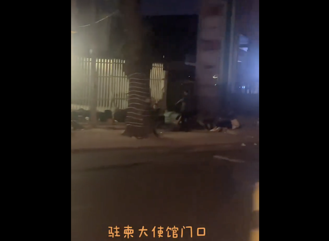 大批中国人逃出柬埔寨电诈园使馆前躺满人| 中使馆| 回国| 大纪元