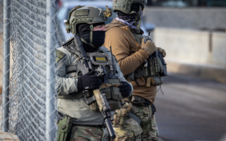 洛杉磯非法移民駕車衝撞拒捕 執法人員開槍