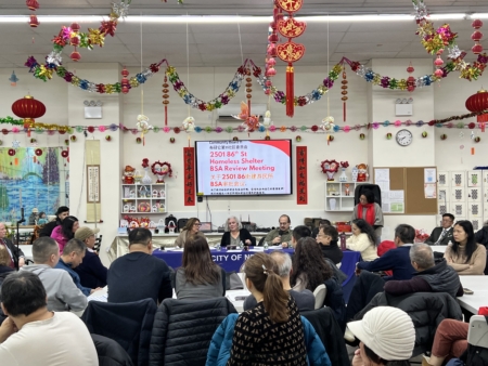 CB11規劃與分區小組22日晚開會,通過動議,呼籲臨時住宿項目須接受公眾審查。州參議員陳學理(圖右)、州眾議員寇頓及市議員莊文怡(圖左)到場聲援。