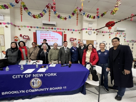 CB11規劃與分區小組主席 Joseph Lomonaco(左四)、共同主席Ross Brady(左五)與州參議員陳學理(左六)及其副幕僚長(右二),以及州眾議員鄭永佳的代表趙靜桉等人合影。