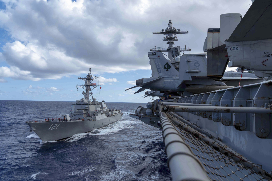 2025年12月10日，美國海軍驅逐艦「小彼得森號」（USS Frank E. Petersen Jr.）在太平洋與航空母艦「林肯號」（USS Abraham Lincoln）並航，進行海上加油作業。（美國戰爭部網站）