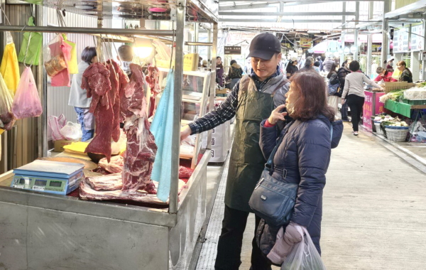 桃園南門市場臨時攤位開張迎人潮 盼過年前恢復往日商機