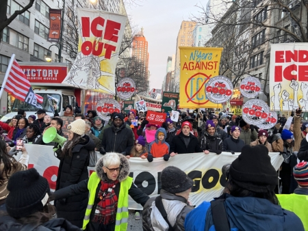 1月23日下午,數萬紐約市民上街抗議ICE。