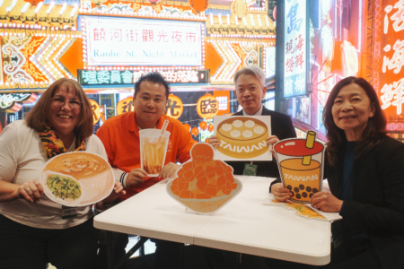 今年台灣觀光展館特別呈現沉浸式攝影體驗,展現著名的台灣夜市氛圍。