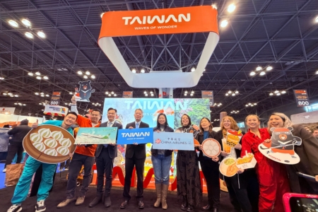 駐紐約經文處處長李志強、台灣觀光署駐紐約辦事處主任莊靜真、長榮航空紐約分公司總主任張駿、中華航空紐約分公司總經理李文儀與台灣表演團隊「寶島慢播Compound Playground」等嘉賓合影。