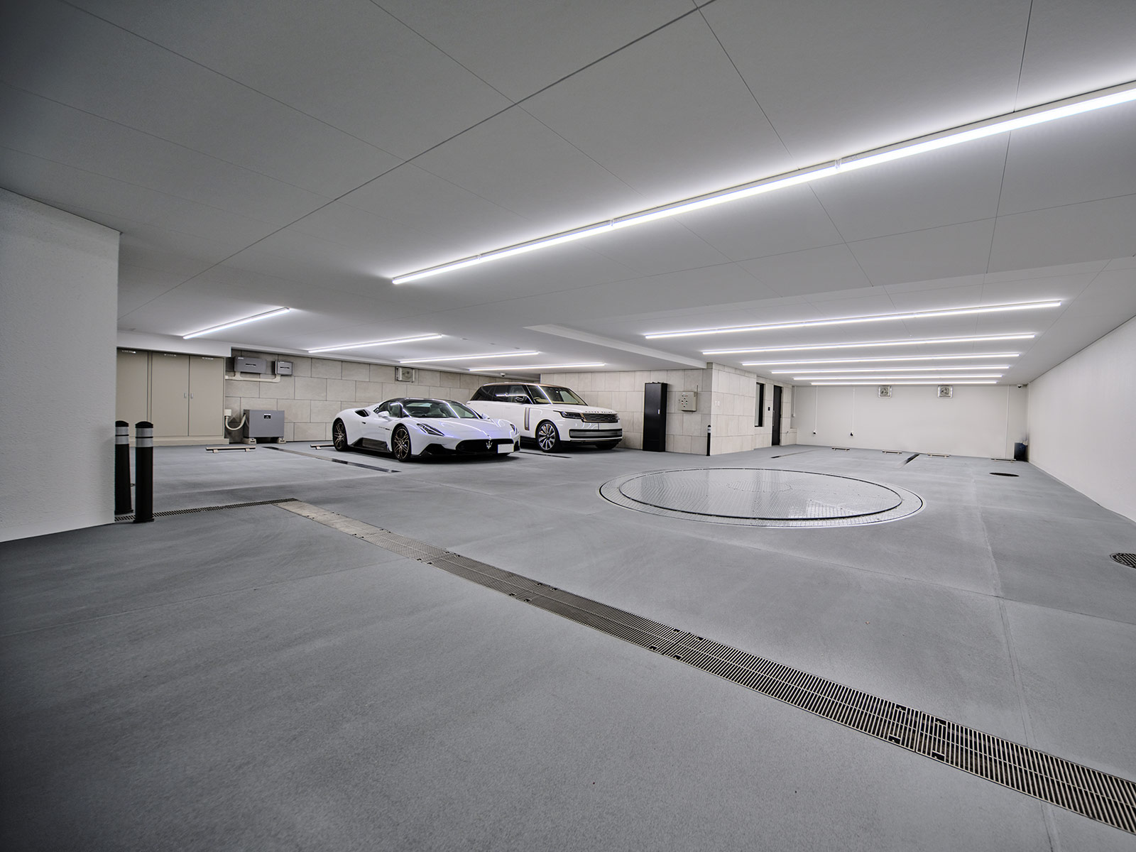 經過改造的車庫,空間功能整齊,設計風格統一。(<a href="https://eptms.jp/01Y-ig">設計公司 Earnest Architects提供</a>)