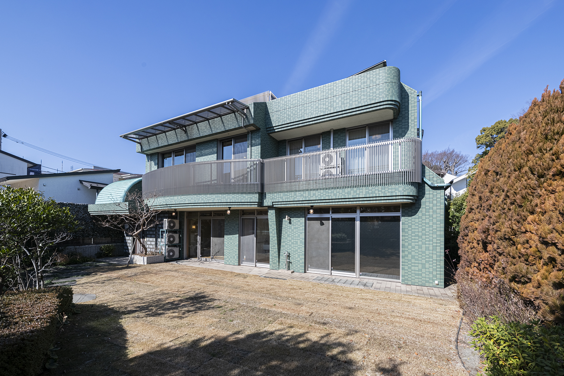 翻新前,元素較為分散,外觀印象不易收束。(<a href="https://eptms.jp/01Y-ig">設計公司 Earnest Architects提供</a>)