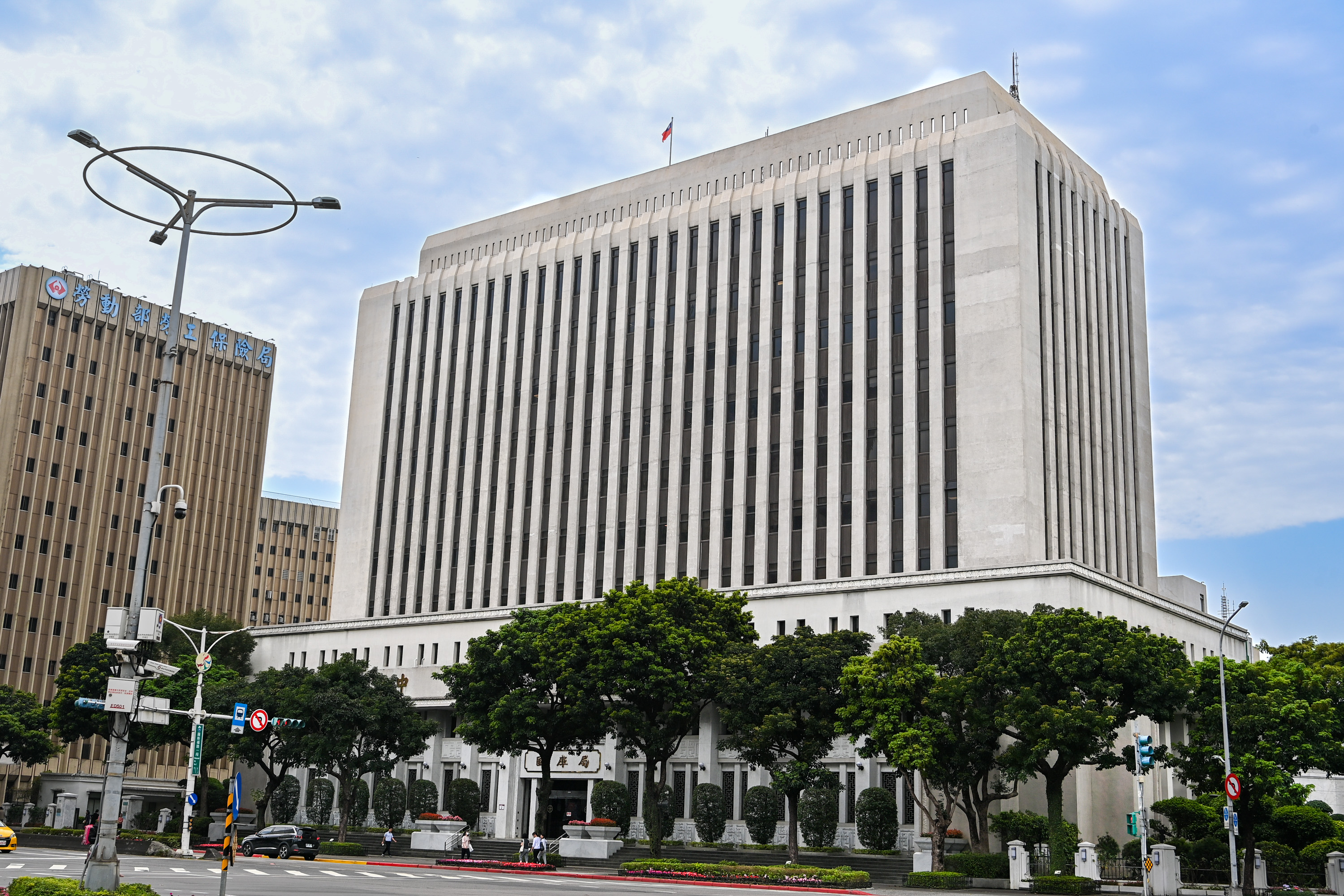 2500亿美元对美投资启动台央行：汇率风险可控| 美国| 对等关税| 行政院| 大纪元