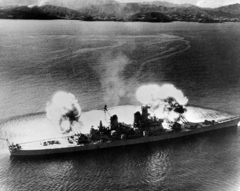1951年11月10日,美軍戰列艦新澤西號(BB-62)使用9門16英吋(406毫米)巨炮轟擊三八線附近的敵軍目標.(美國海軍)