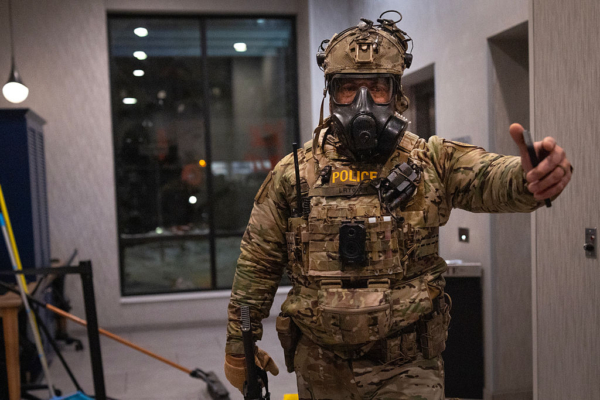 前ICE特工:普雷蒂被槍殺的原因需要仔細分析