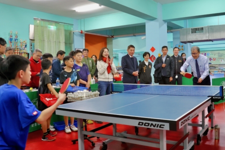 教育部長視察照南國小桌球隊,同時與選手享受桌球樂趣