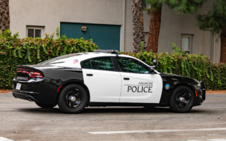 加州橙縣珠寶店遭車輛撞入搶劫 8嫌犯被捕