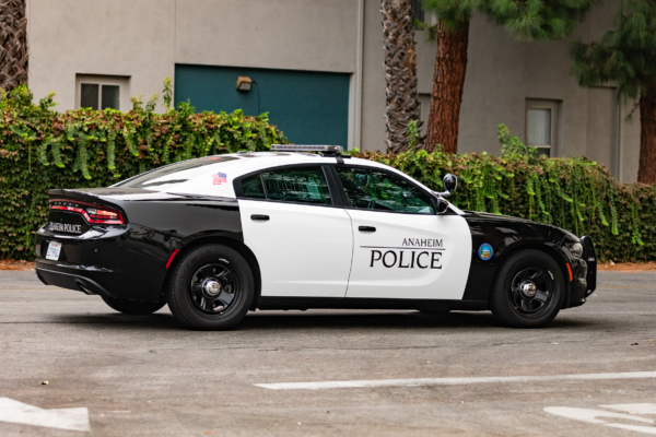 加州橙縣珠寶店遭車輛撞入搶劫 8嫌犯被捕