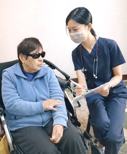 說明「預立醫療照護諮商(ACP)」及「預立醫療決定(AD)」,協助在意識清楚時,及早做出符合自身價值的醫療決定。