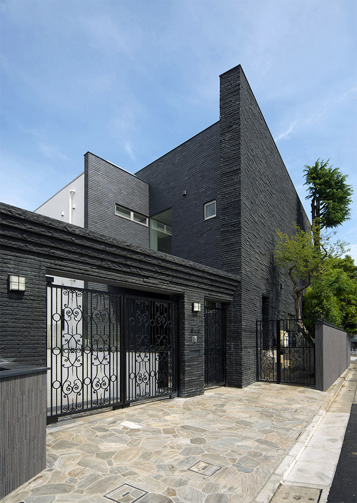 沈穩嚴肅的外觀，靜靜在街道中划出一道私人風景線。（設計公司 Earnest Architects提供）