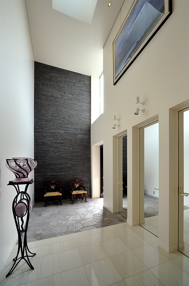 由外至內延續的御影石材質，使建築內外氣質保持一致。（設計公司 Earnest Architects提供）