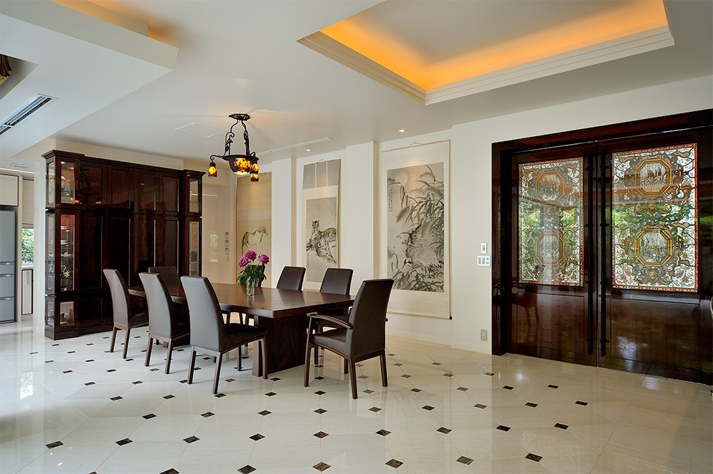 穿過18世紀製作的彩繪玻璃門，是深沈溫潤的寬闊空間。（設計公司 Earnest Architects提供）