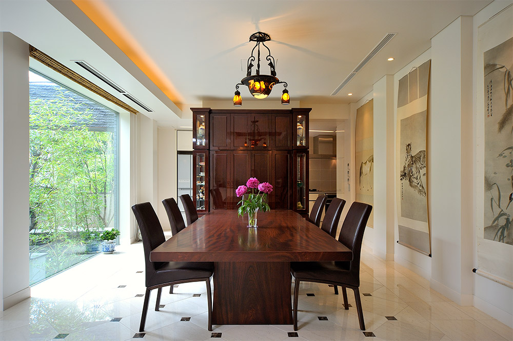 空間線條端正，歐式與東方風格在尺度與分寸中形成耐人尋味的秩序。（設計公司 Earnest Architects提供）