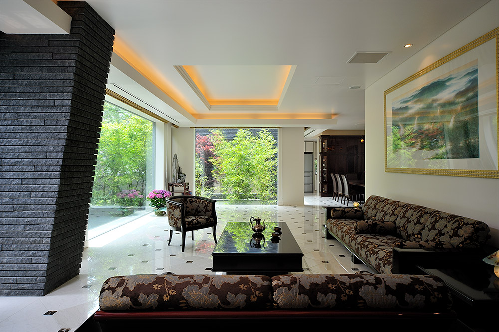 延綿在東西方之間的華貴，宛如山水間的宮廷。（設計公司 Earnest Architects提供）