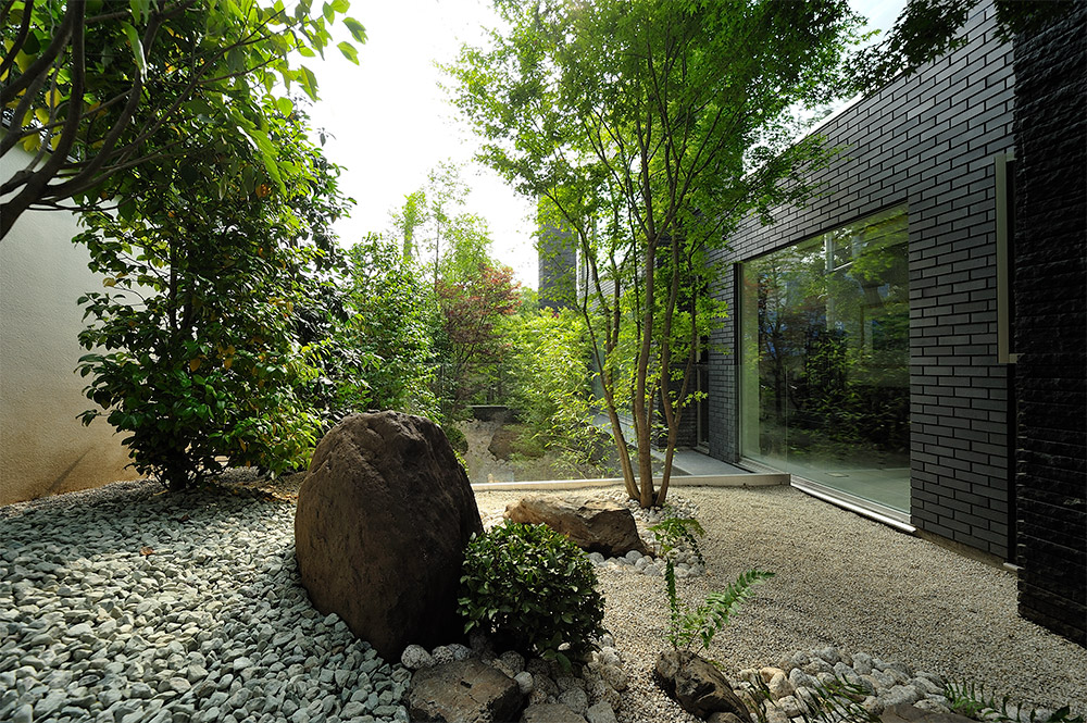 庭院的風景獨立，又在借景時被納入房間整體之中。（設計公司 Earnest Architects提供）