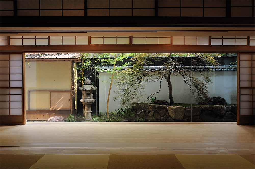 地下空間以採光區與庭園借景引入光與綠意，營造明亮通透的景致。（設計公司 Earnest Architects提供）