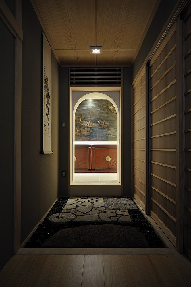 躙口引導空間節奏轉換，靜謐的場景悄然展開。（設計公司 Earnest Architects提供）