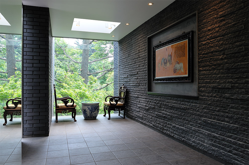 頂部天窗採光與借景，讓人彷彿置身於室外空間（設計公司 Earnest Architects提供）