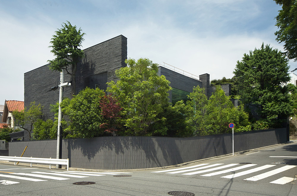 低調沈穩的外觀守住了私密，又不影響採光與景觀（設計公司 Earnest Architects提供）