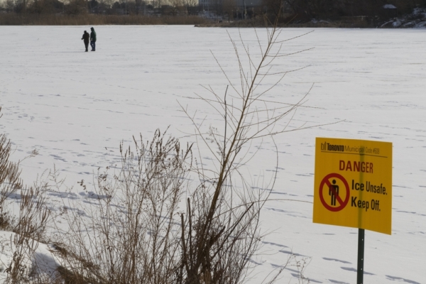 美國男子冰湖釣魚墜入冰窟 眾鄰居用槳板救起