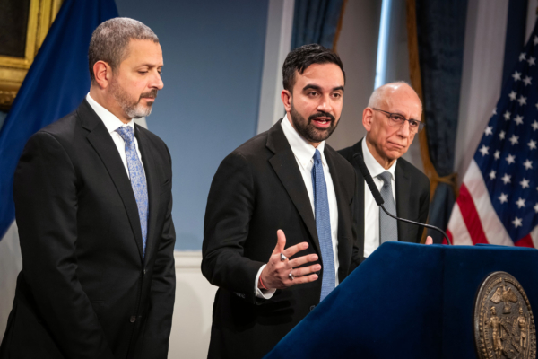 馬姆達尼警告財政赤字達120億元 霍楚拒絕加稅