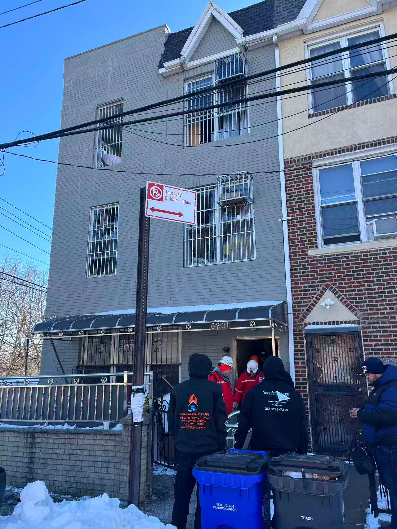 該樓的部分窗戶被鐵欄與掛鎖封死,導致至少4名受害者無法從窗戶逃生。(陳學理辦公室提供)